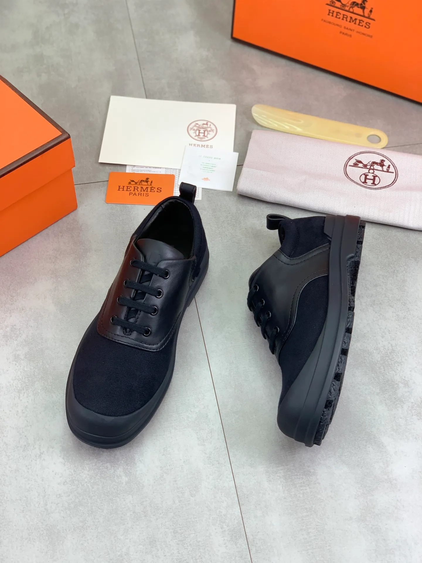Factory price P740 💰💎💎💎Brand: Hermès Grade: Same as the official website Original quality materials: Original soft calfskin with beef tendon cloth Water-dyed cowhide lining Original Italian rubber outsole Style categories: Men's fashion Formal casual leather shoes Lace-up men's shoes series Young fashion European and American trends British style Size: 39-44 (38.45 can be customized)